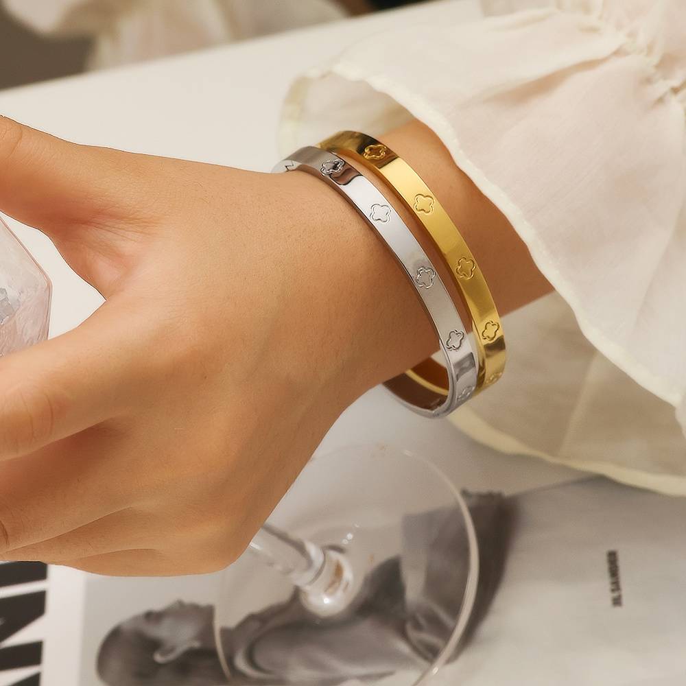 ステンレススチール 18K ゴールドメッキの四つ葉のクローバー エンボス加工クローズド ブレスレット: シンプルさと象徴的な意味