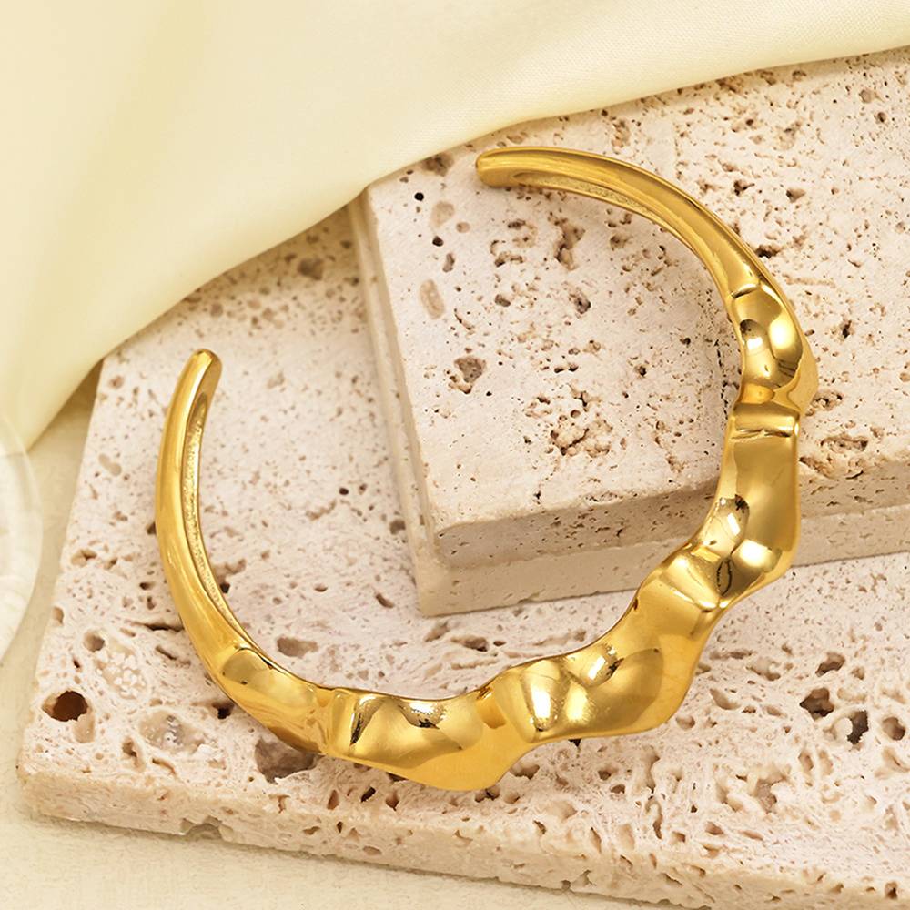 Stainless steel 18K gold plated wave pattern open bangle: the beauty of modern art