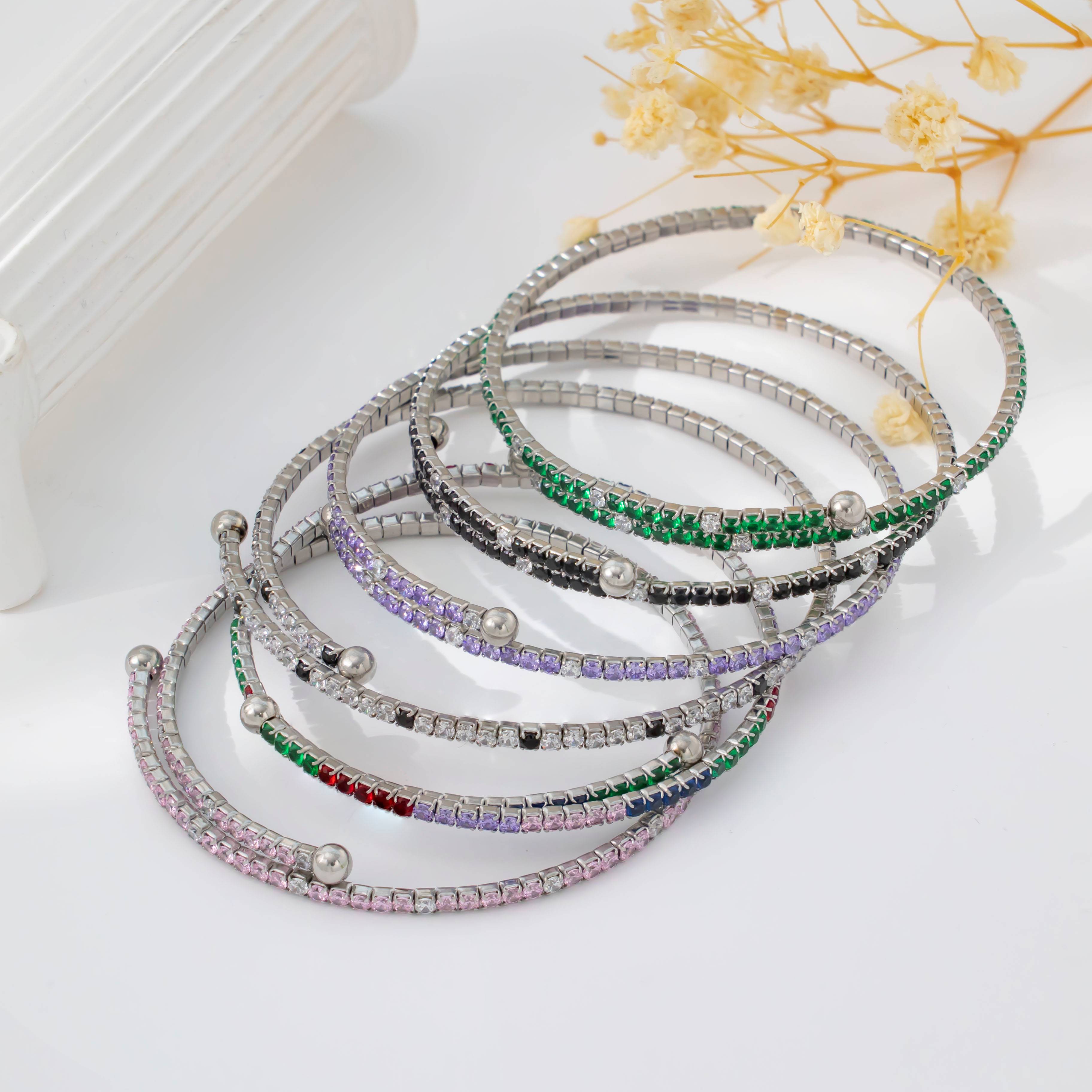 Bracelet tendance en acier inoxydable, coupe fine, orné de strass colorés et plaqué or 18 carats. Bijou léger et luxueux pour femme.
