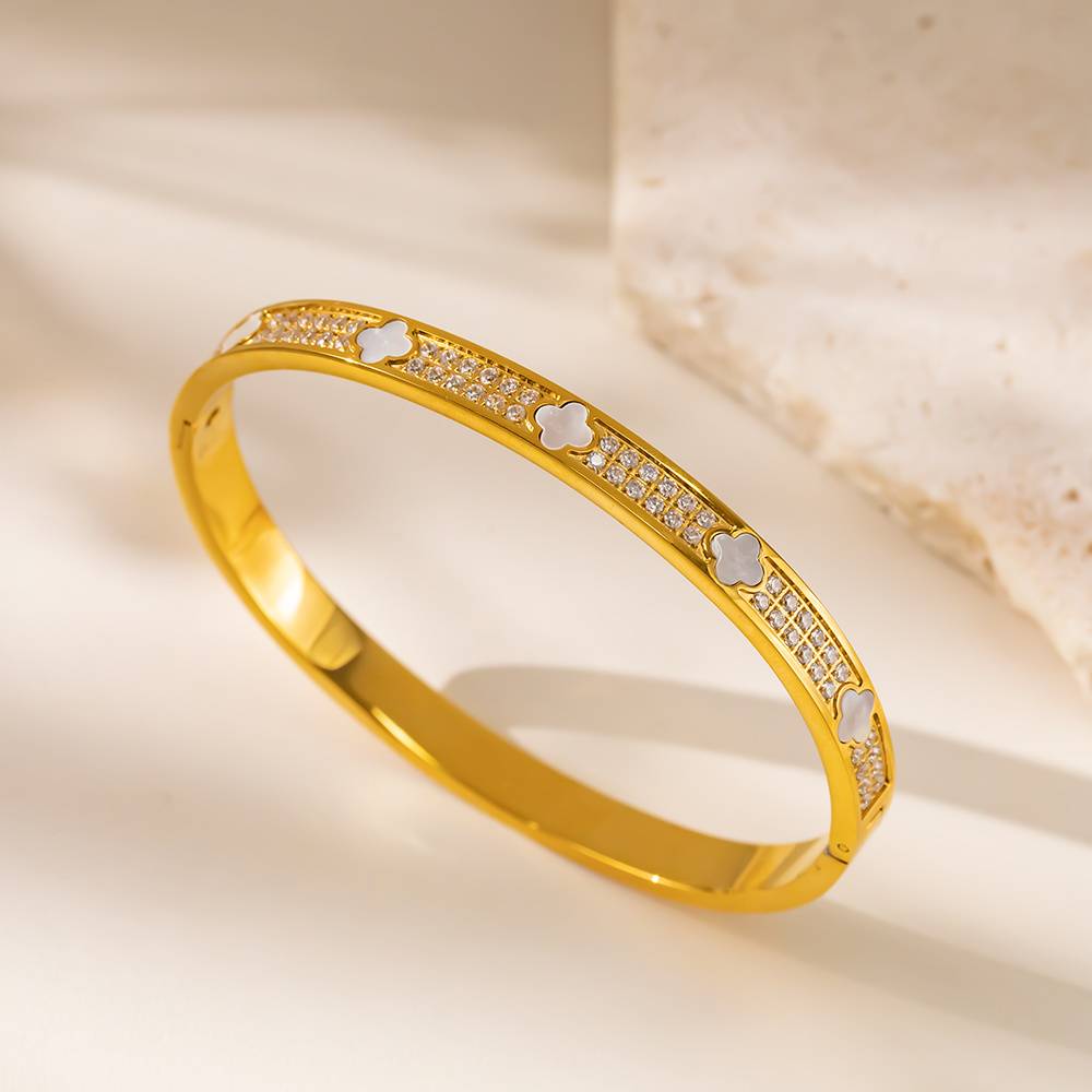 Bracelet en diamants Lonceen Clover : l'élégance rencontre le charme