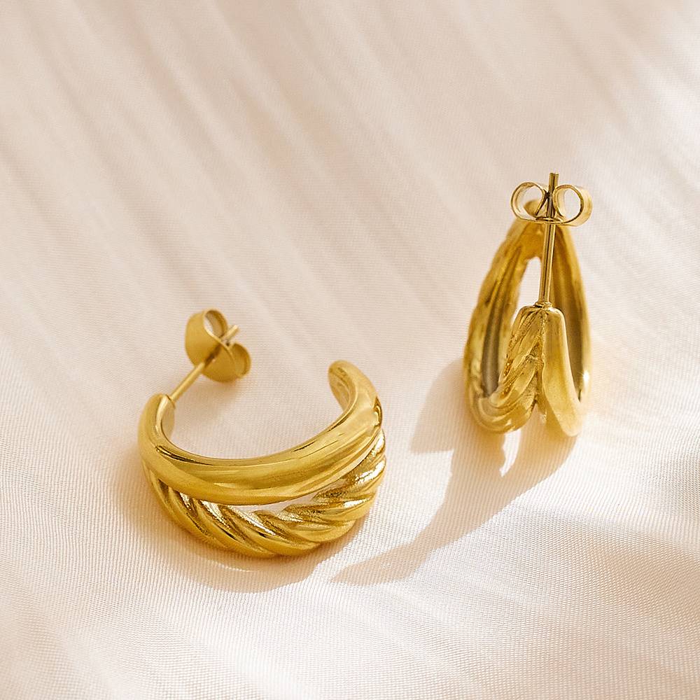 Hot-selling premium fashion jewelry earrings: retro 18k gold-plated banana design, luxurious women's stainless steel earrings