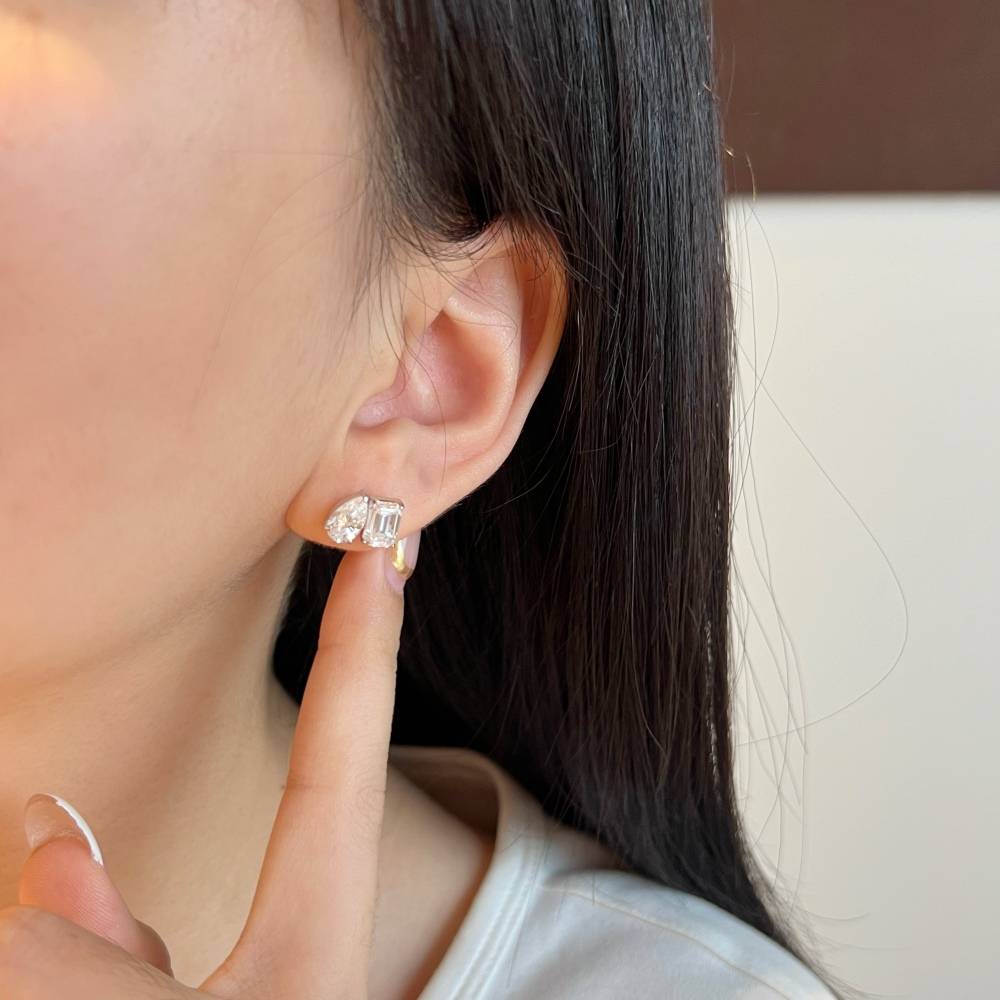 Boucles d'oreilles puces modernes rectangulaires en argent 925 et moissanite