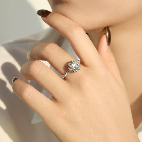 Bague solitaire Lonceen en argent 925 plaqué 18 carats avec halo et zircon blanc pour femme
