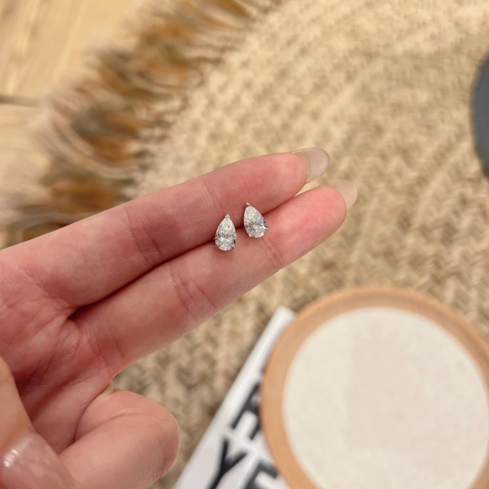 Élégantes boucles d'oreilles puces en argent 925 et moissanite VVS pour un luxe quotidien