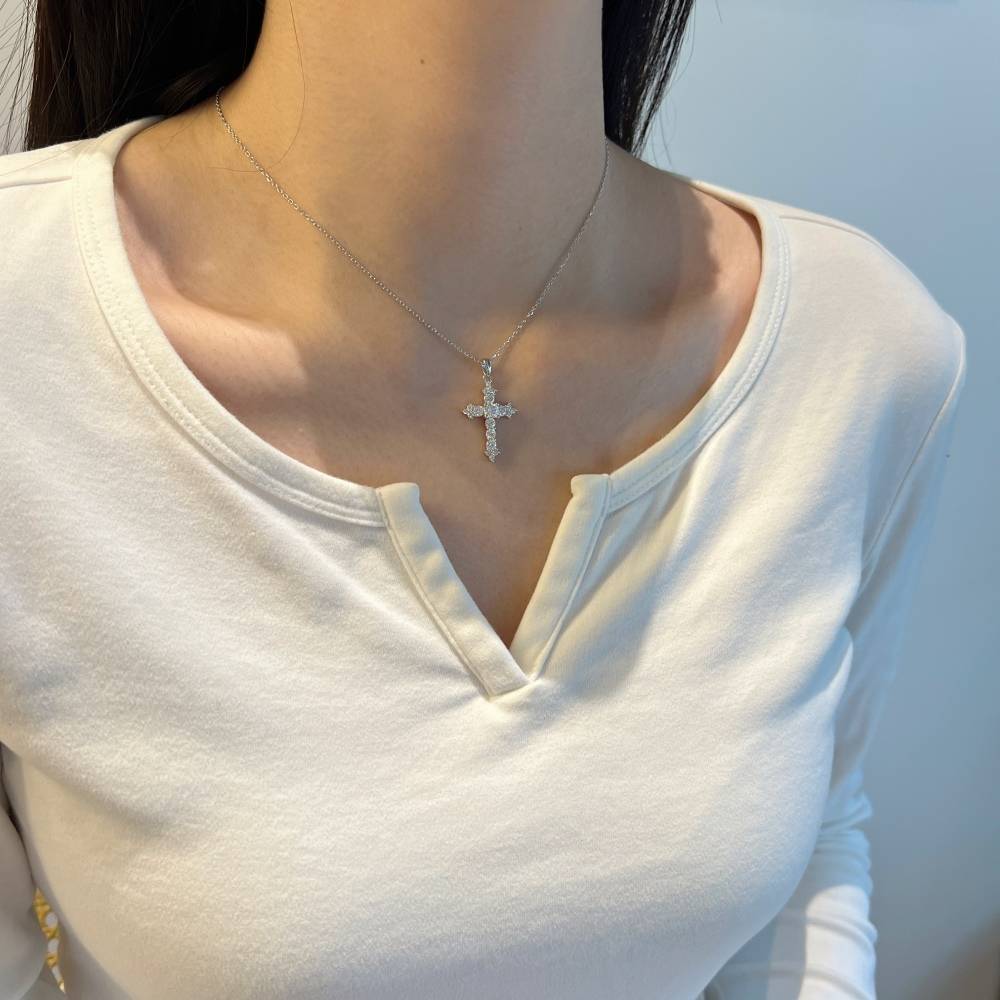 Collier en moissanite avec motif croix intemporel et argent 925