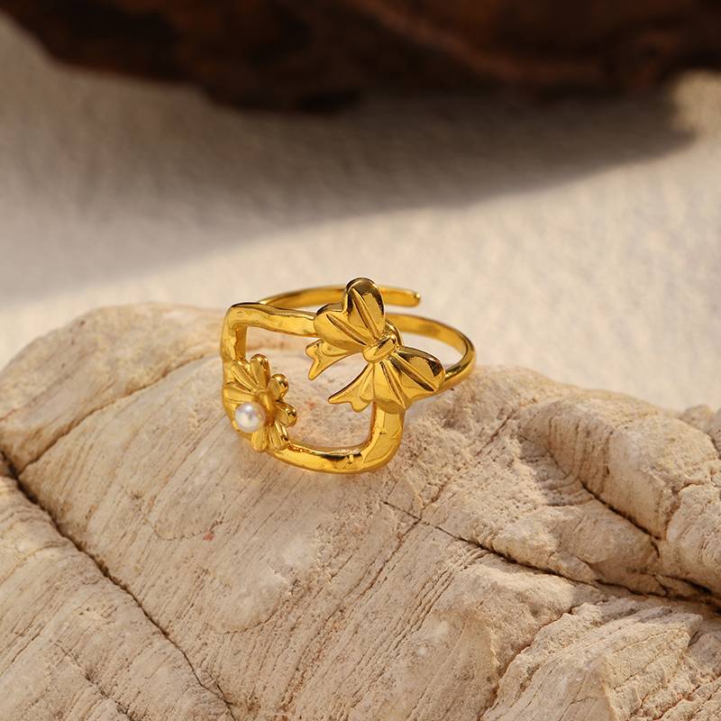 Bague délicate en acier inoxydable pour femme avec motif floral