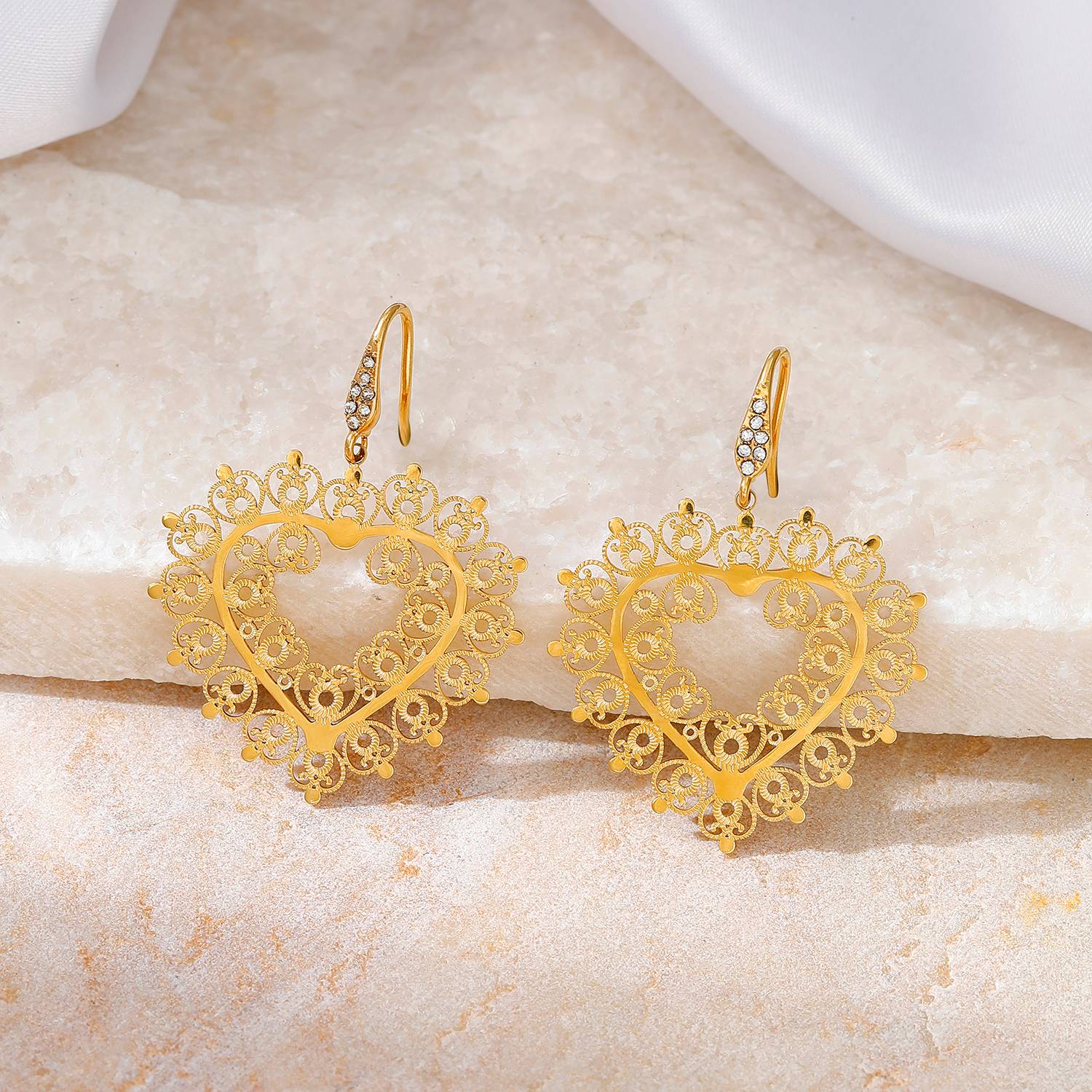 Boucles d'oreilles pendantes en forme de cœur en acier inoxydable plaqué or Lonceen – Bijoux romantiques vintage