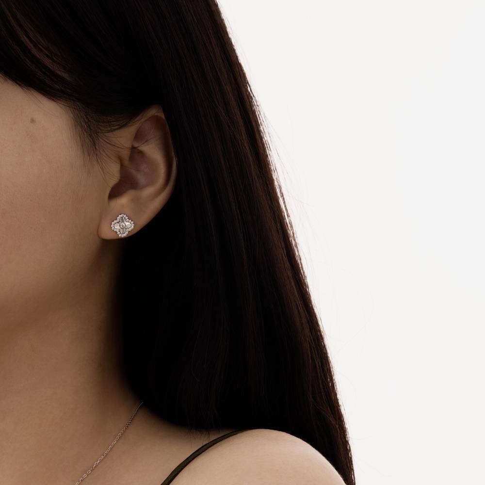Boucles d'oreilles puces en argent 925 et moissanite à quatre feuilles, par Lonceen