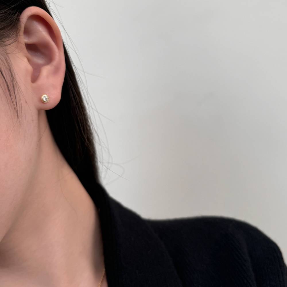 Boucle d'oreille moissanite sertie de lunette en argent sterling 925 par Lonceen