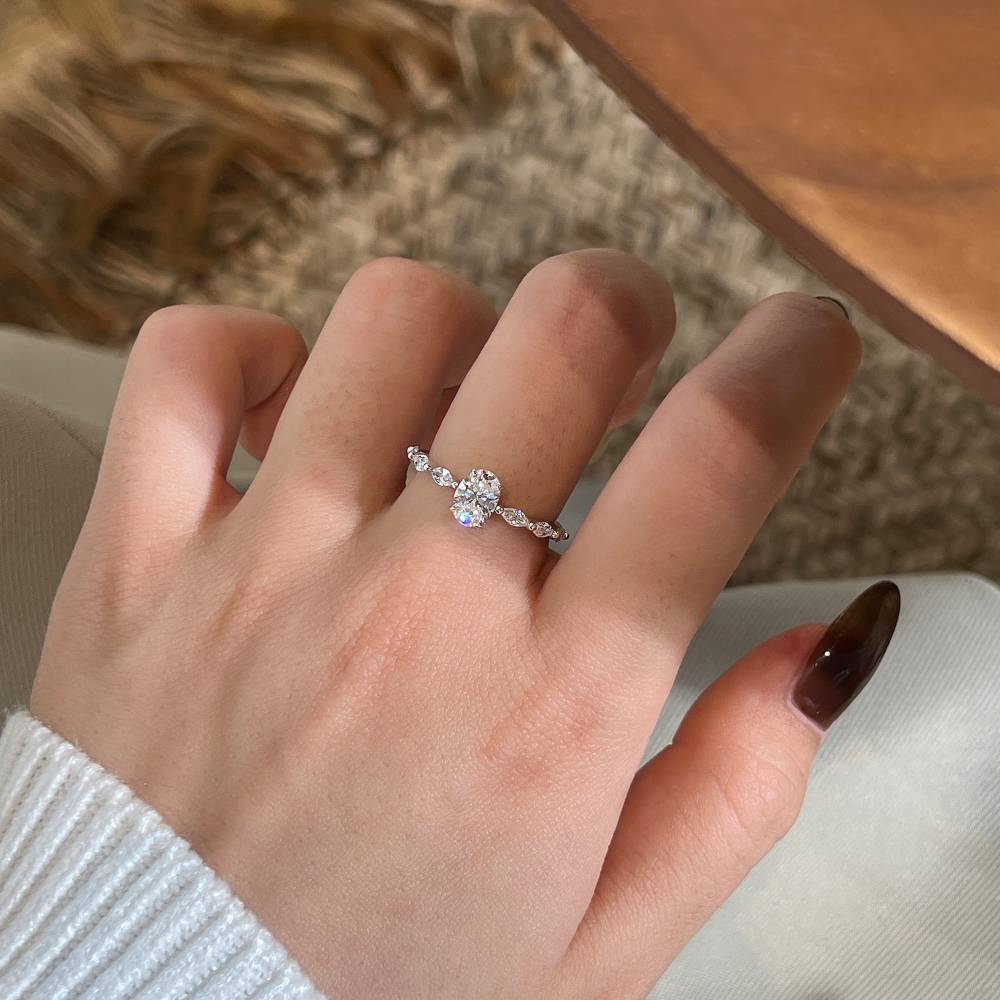 Bague ovale en moissanite sur argent sterling 925 avec pierres latérales