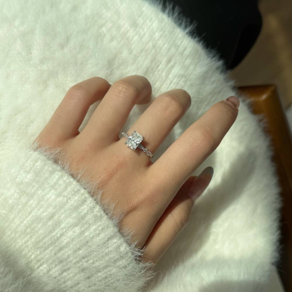 Bague Moissanite en argent sterling 925, conception d'accent de coupe radiante