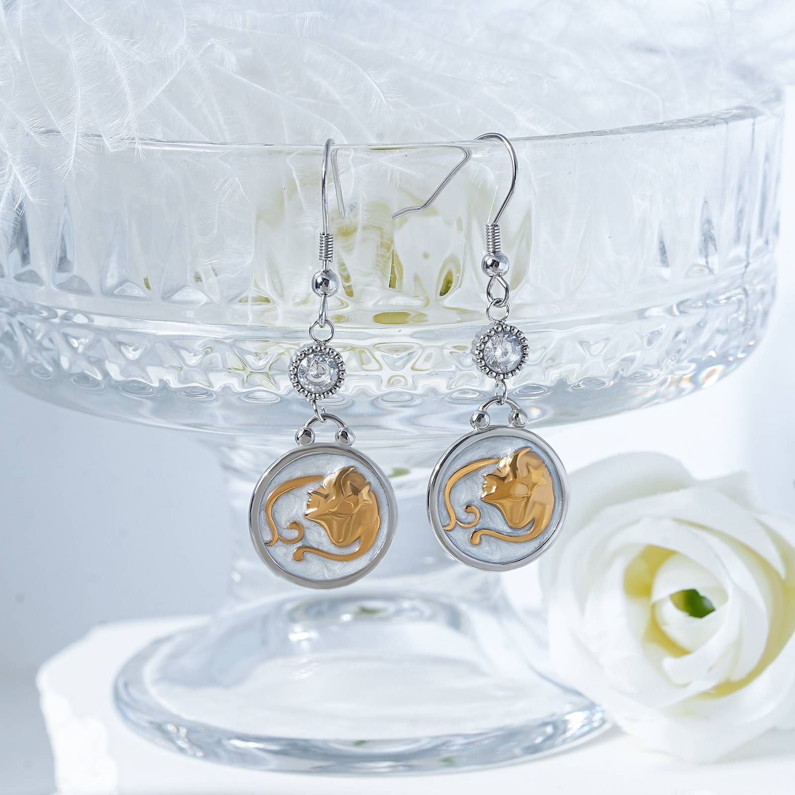 Boucles d'oreilles Vierge en acier inoxydable Lonceen avec perle CZ