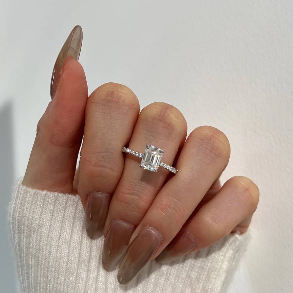 Bague Lonceen Classic en argent sterling 925 avec moissanite taille radiant.