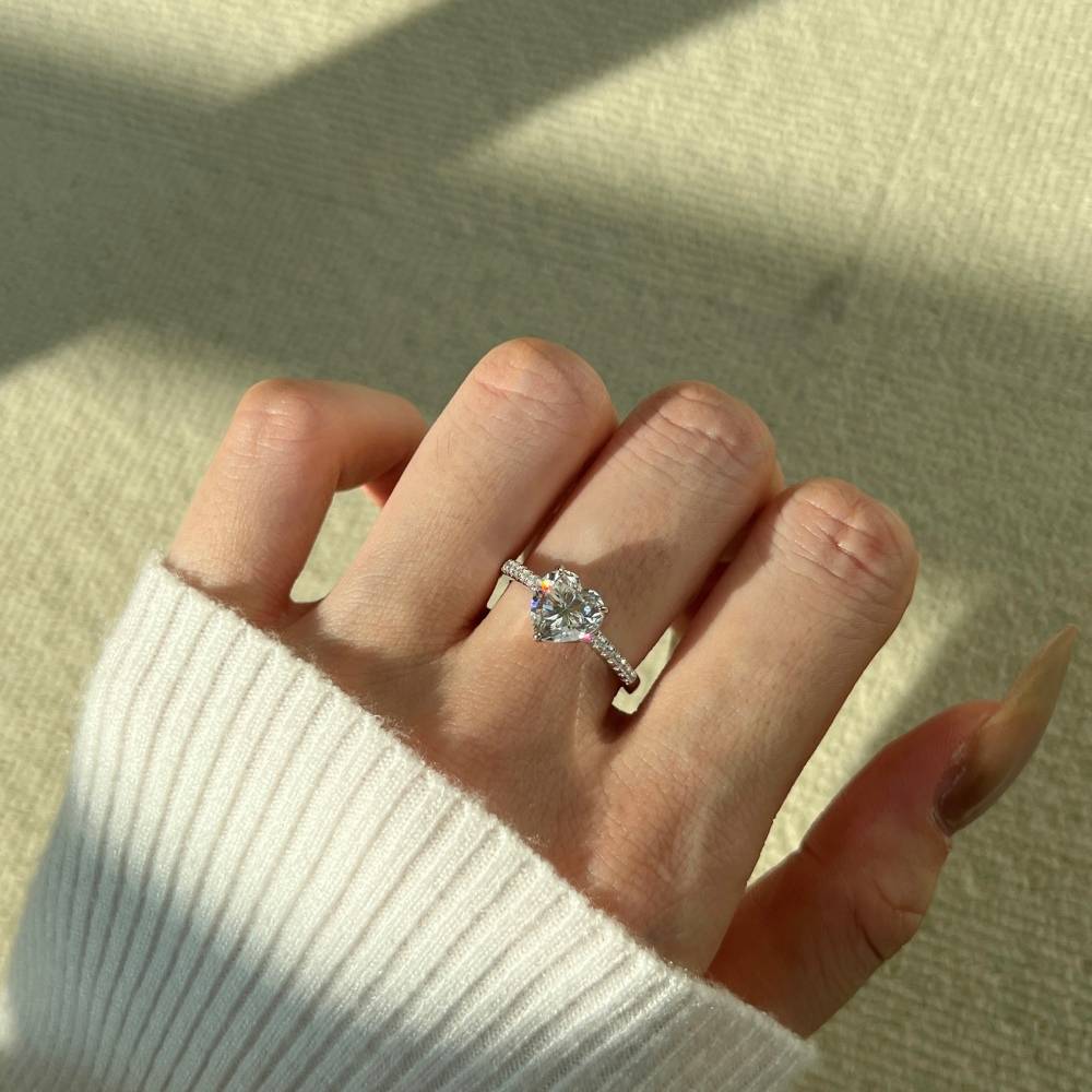 Bague Lonceen Hollow en argent sterling 925 sertie d'une moissanite en forme de cœur à 4 griffes.