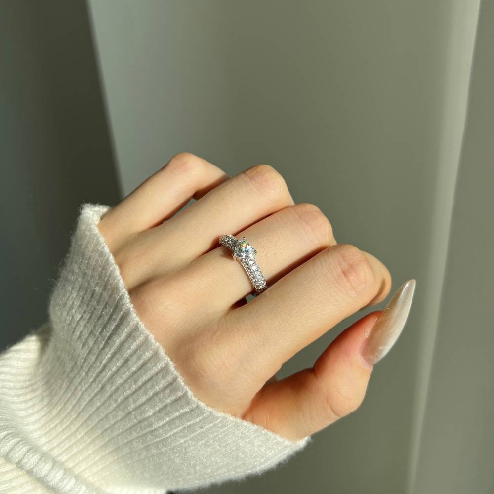 Bague Lonceen en argent 925 sertie d'une moissanite en forme de cœur, avec double pavage et solitaire à quatre griffes.