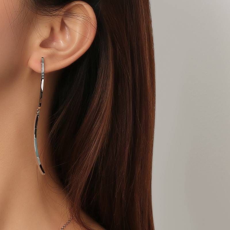 Stainless steel 18K gold plated arc tassel earrings: A luxurious and minimalist long fashion earring.
