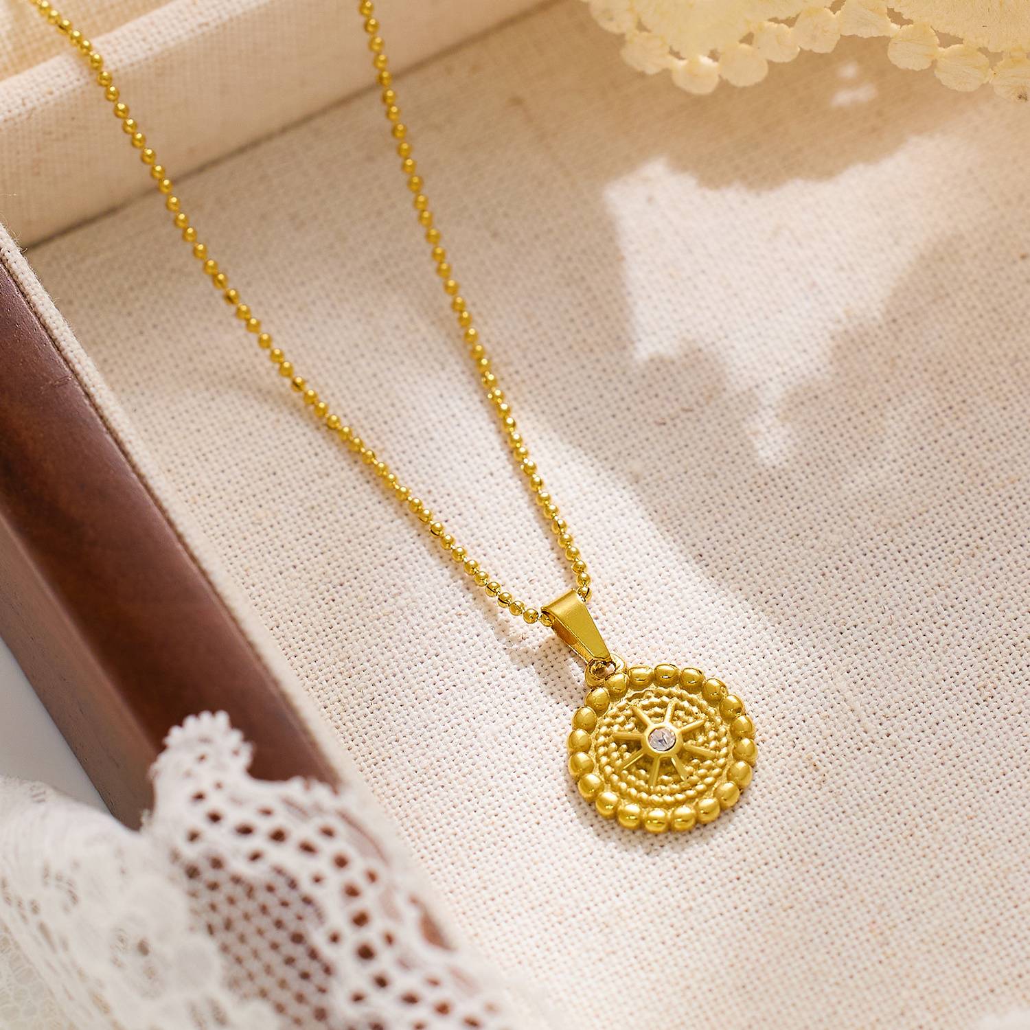 Waterproof and non-oxidizing women's pendant: sunflower zircon stainless steel 18k gold-plated fashionable jewelry necklace
