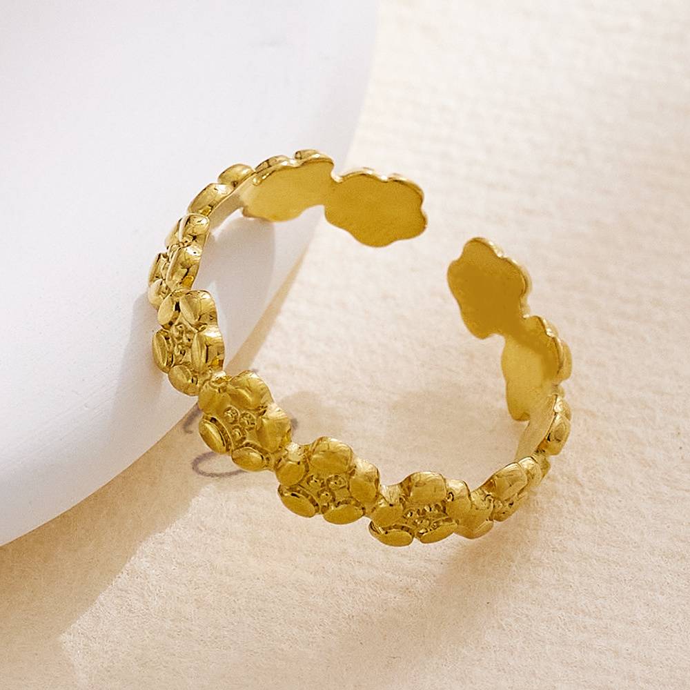 Minimalist 18k gold-plated accessory ring, flower-shaped stainless steel wedding custom couple's premium fashion jewelry ring