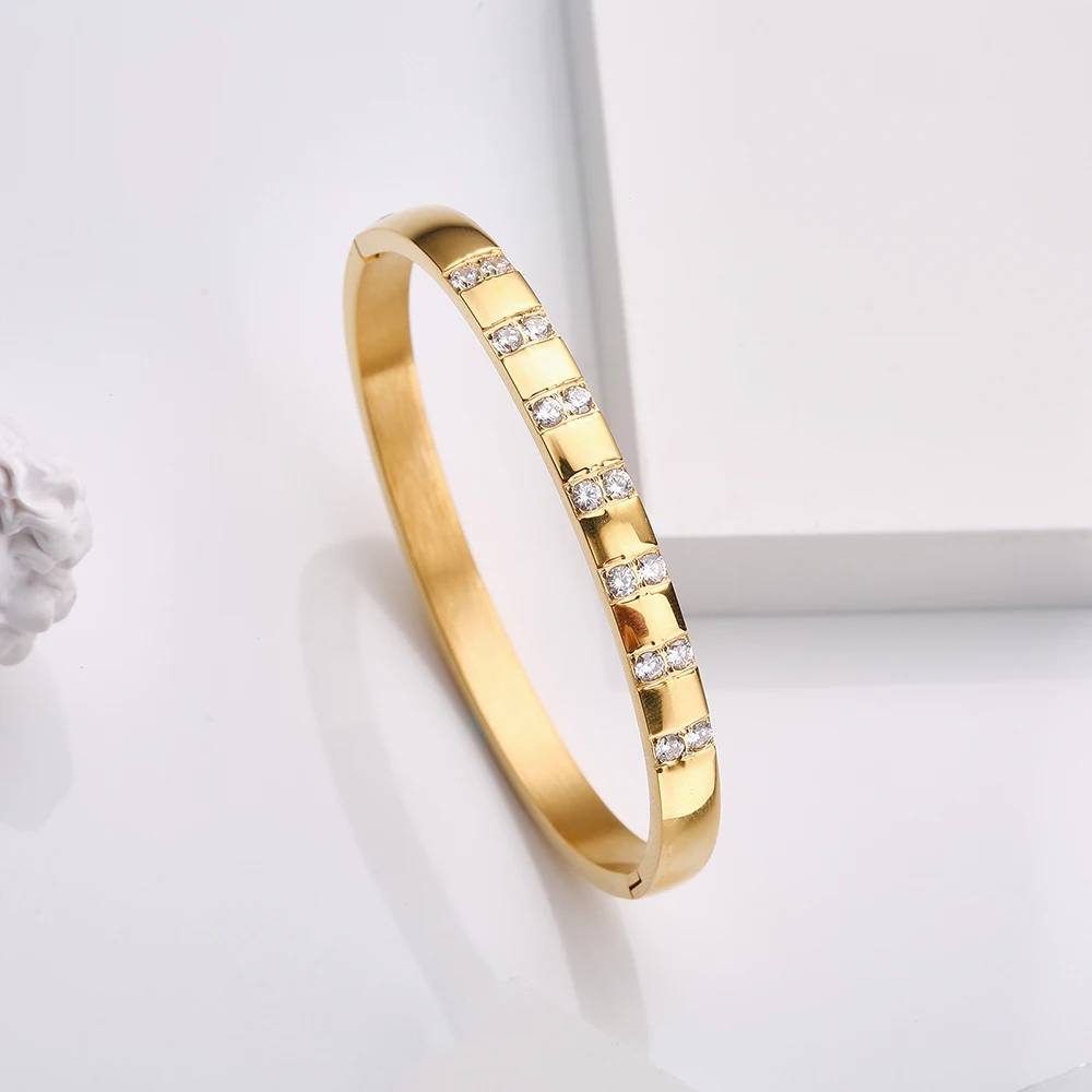 Bracelet: An elegant bracelet enhances your style